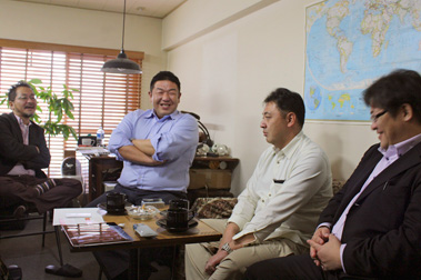 千代田区の担当者オフィスにて。Radix の会常任理事の後藤さん（左）と共に。
